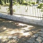 płyty granitowe ogrodowe jednostronnie cięte, kamień murowy jasno-szary 12x25x40-50 cm Strzelin